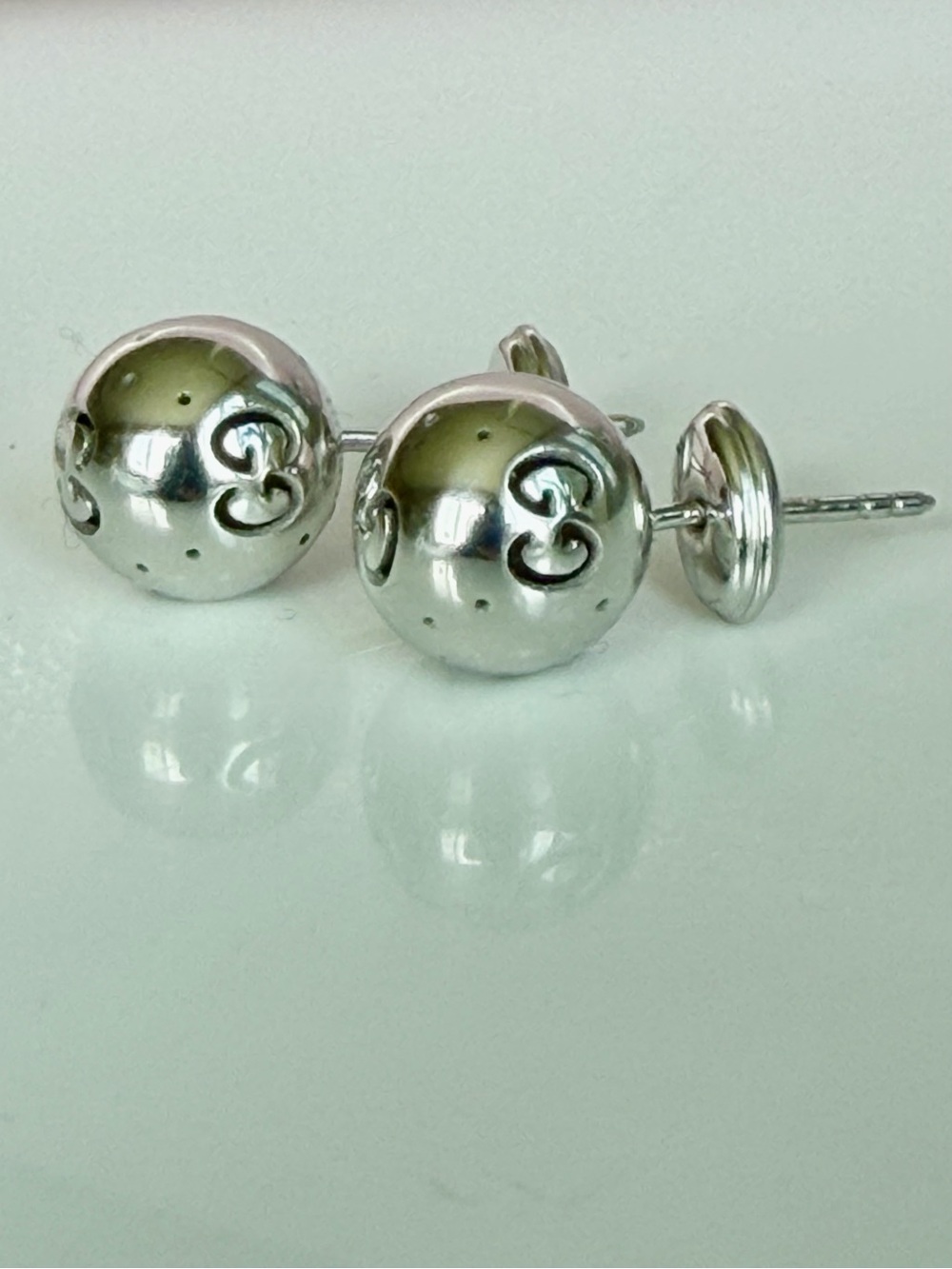 Gucci, 18 karat gold, mono, ball 
earrings